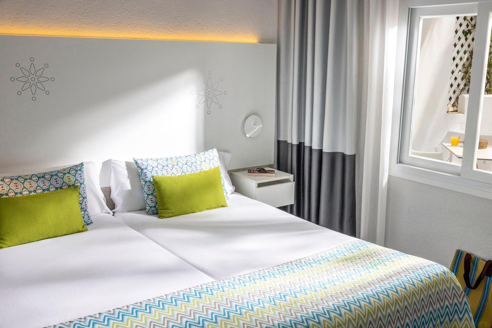 Hotel Tui Magic Life Cala Pada Santa Eularia des Riu Esterno foto
